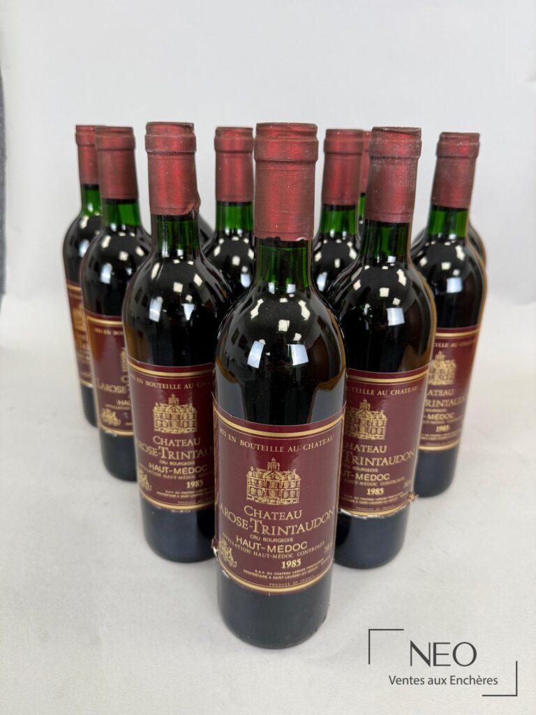 Douze bouteilles de Château Larose-Trintaudon 1985 en caisse bois d'origine