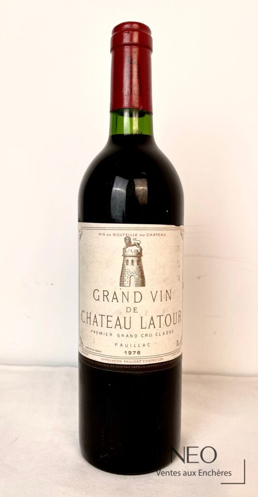 Bouteille de Château Latour 1976 vue de face avec étiquette principale visible