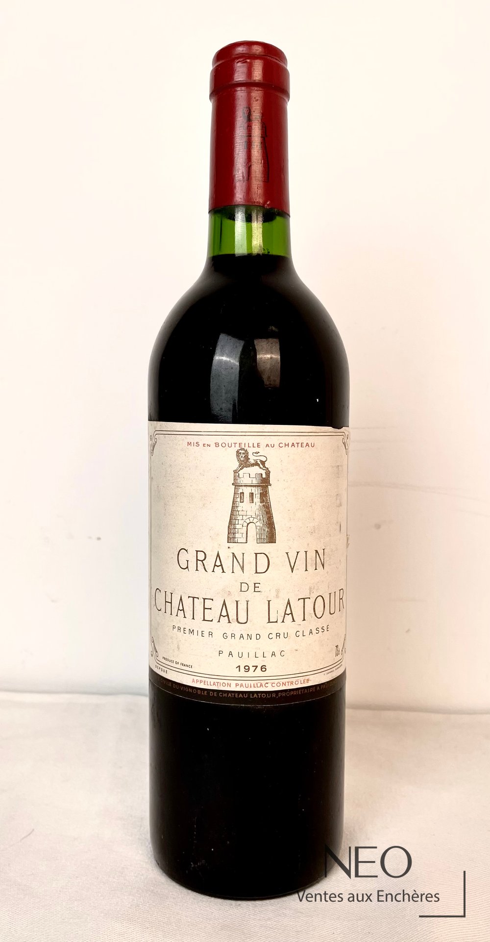 Bouteille de Château Latour 1976 vue de face avec étiquette principale visible