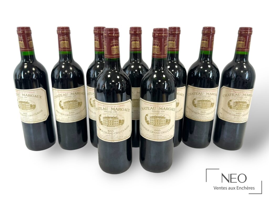 Neuf bouteilles de Château Margaux 1995 présentées de face