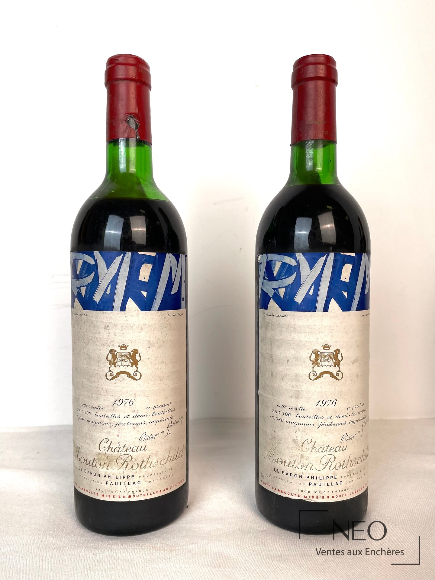 Deux bouteilles de Château Mouton Rothschild 1976 vues de face avec leurs étiquettes