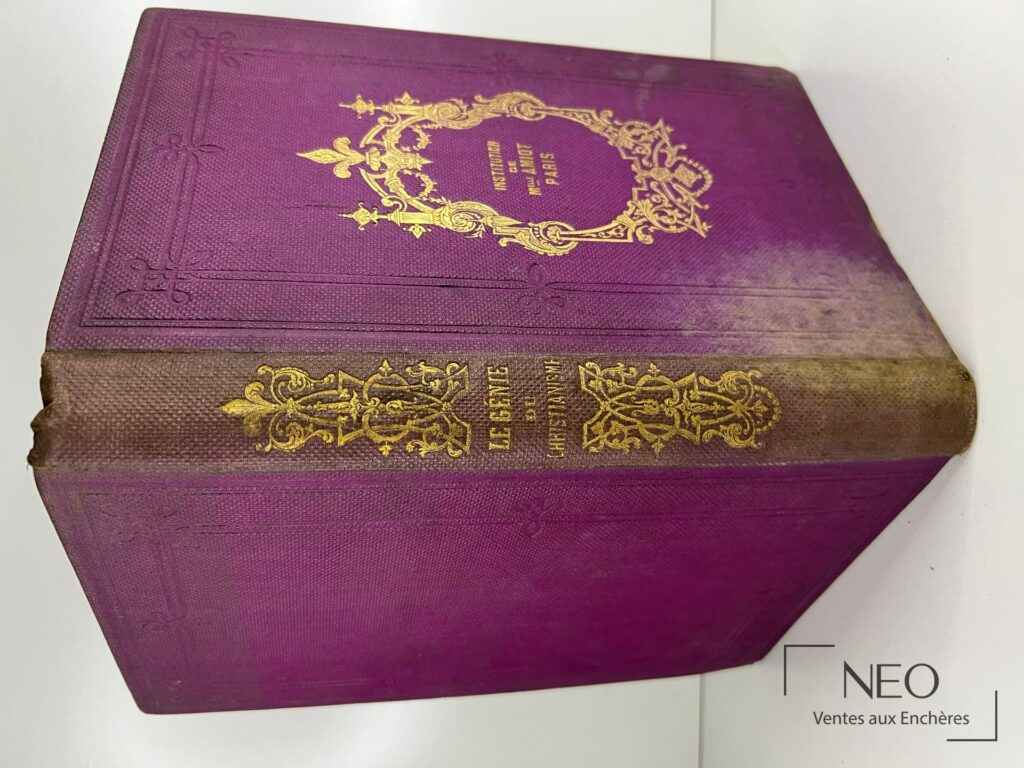 Reliure mauve ornée d'un décor doré