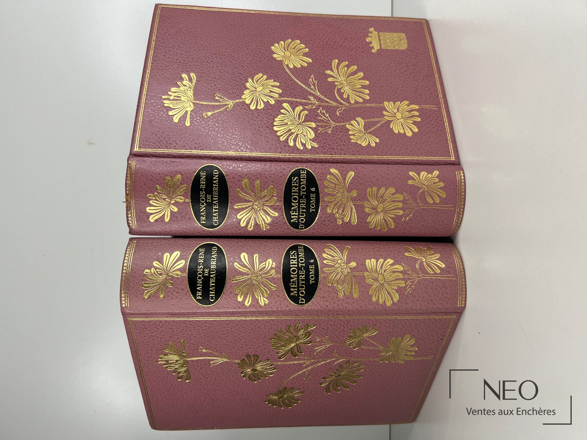 Deux volumes reliés violets ornés de motifs floraux dorés