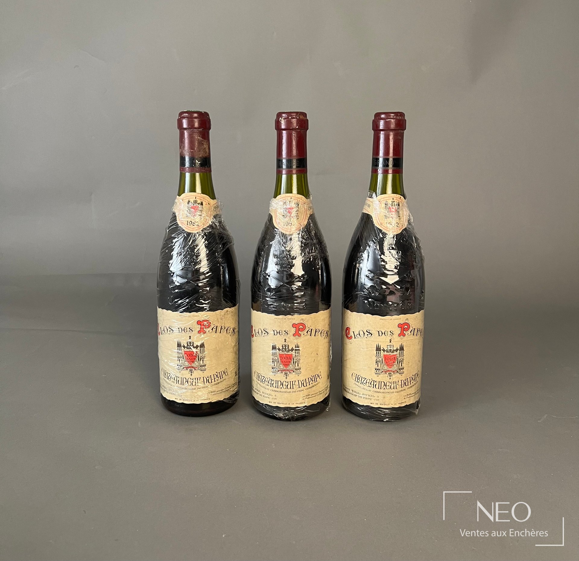 Trois bouteilles de Châteauneuf-du-Pape Clos des Papes 1982 vues de face