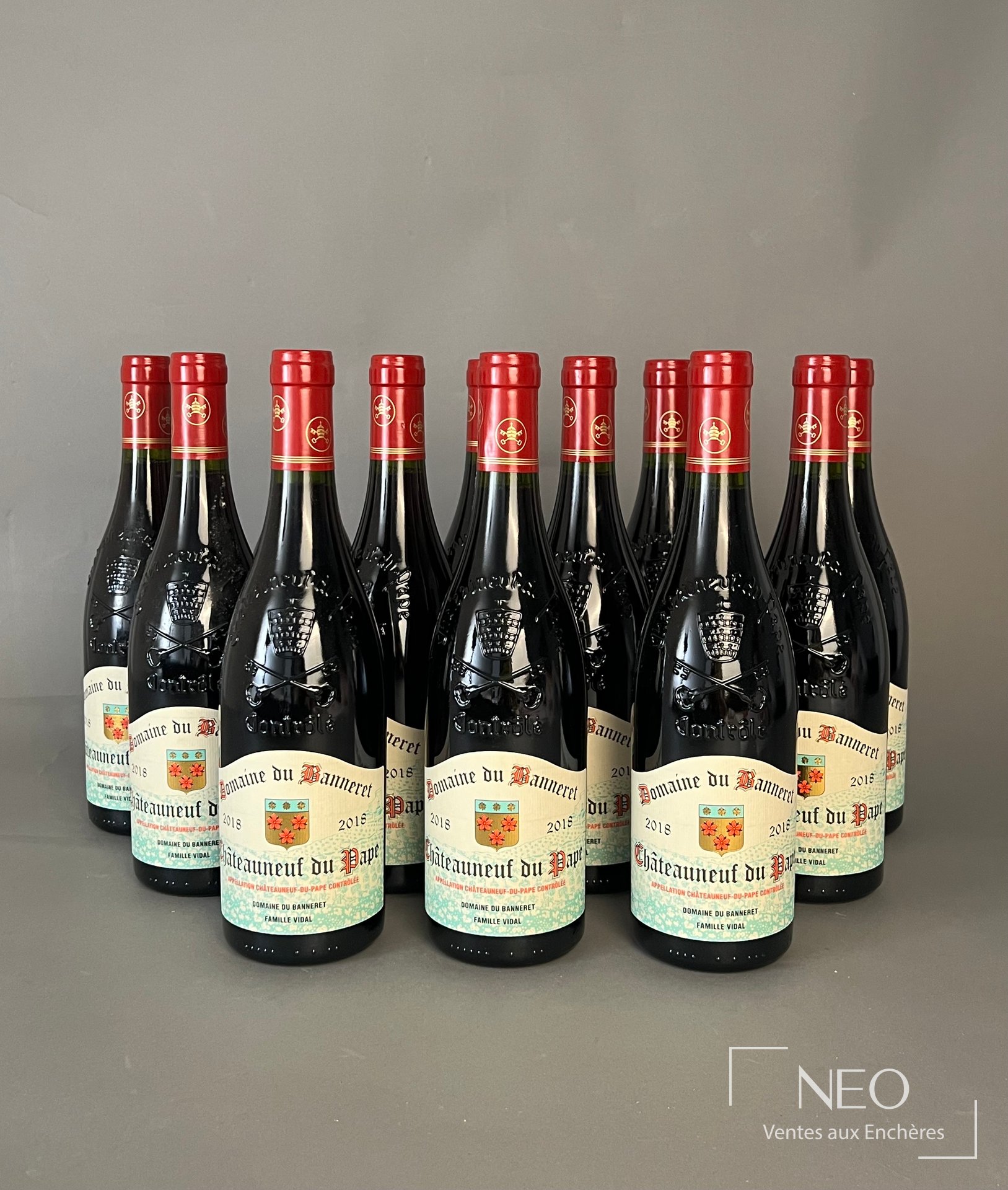 Douze bouteilles de Châteauneuf-du-Pape Domaine du Banneret en présentation groupée