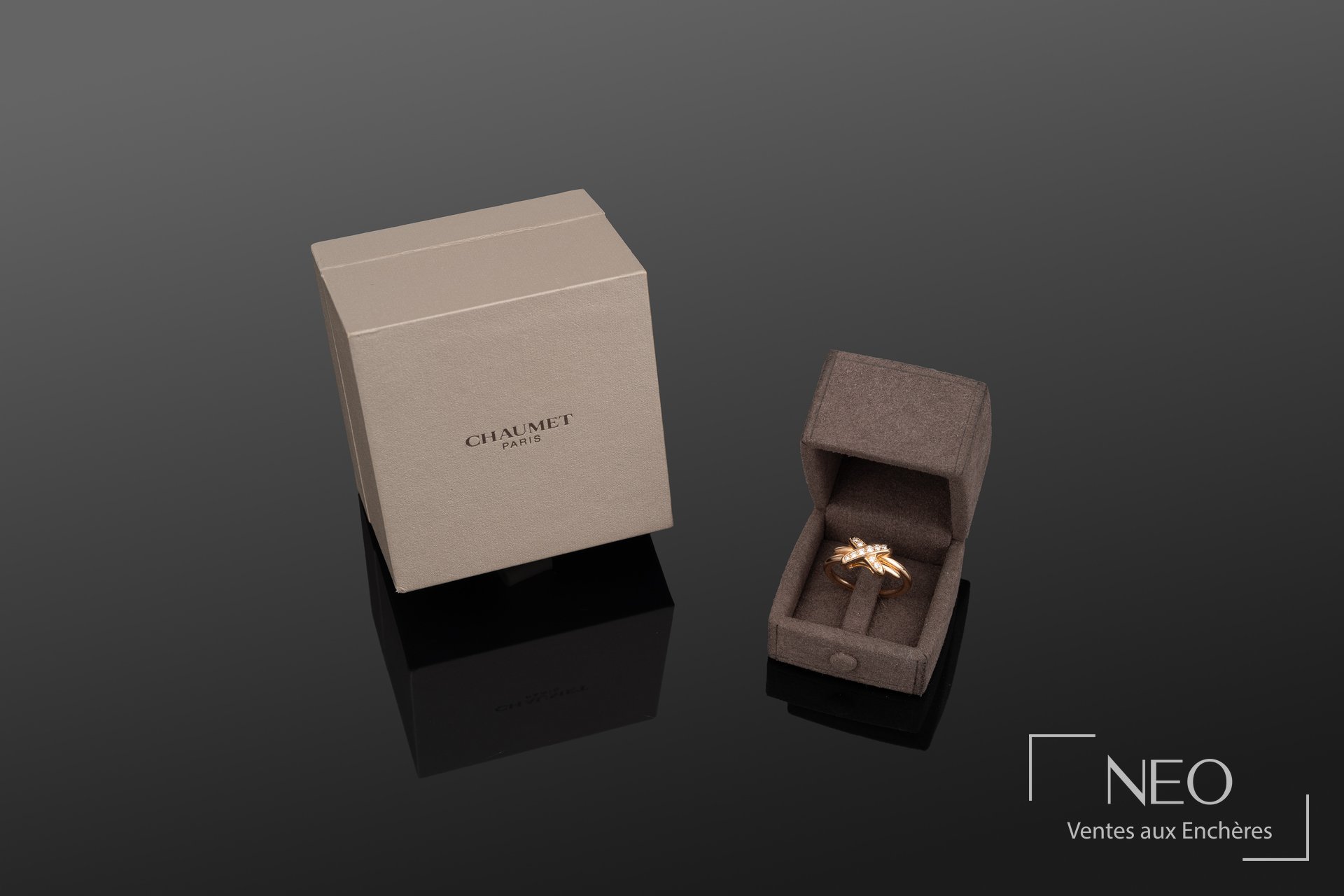 Bague Chaumet Jeux de Liens en or rose avec motif croisé serti de diamants