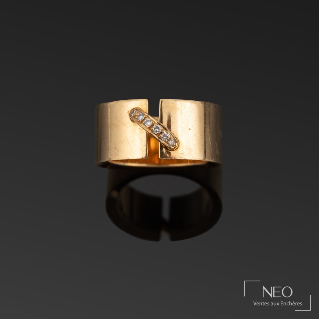 Bague jonc Chaumet en or jaune avec barrette centrale sertie de diamants