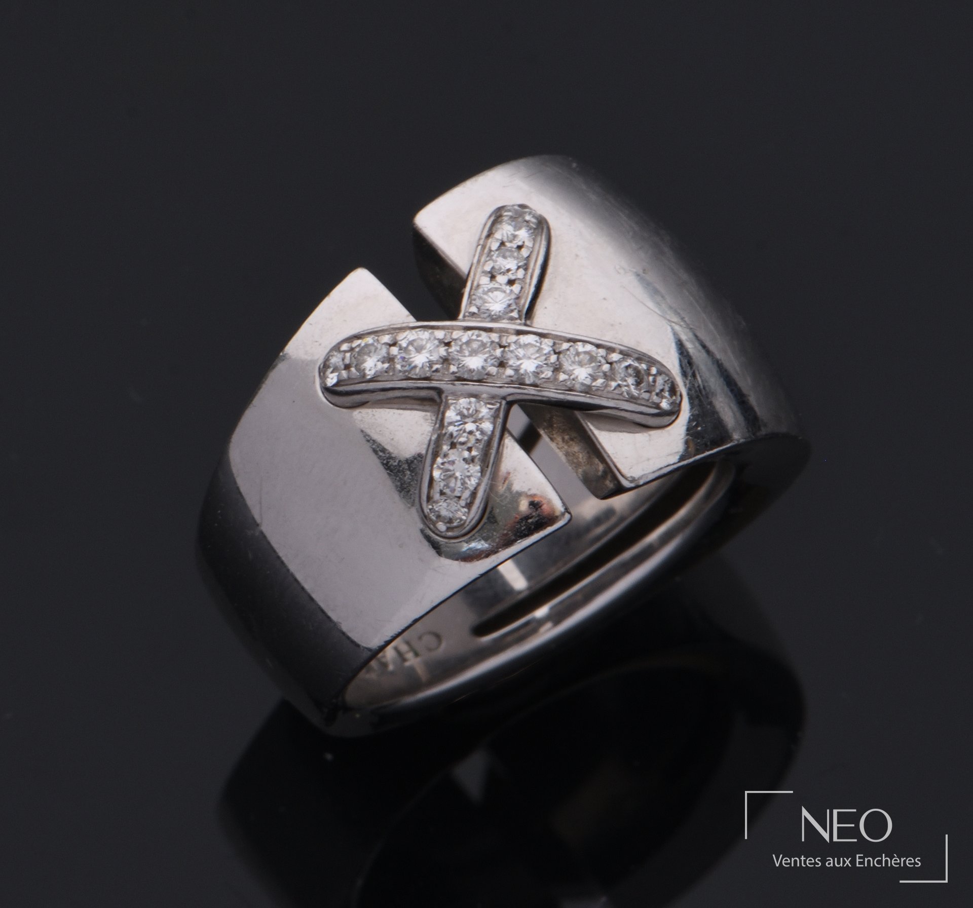 Bague Chaumet en or gris avec motif Liens croisés serti de diamants