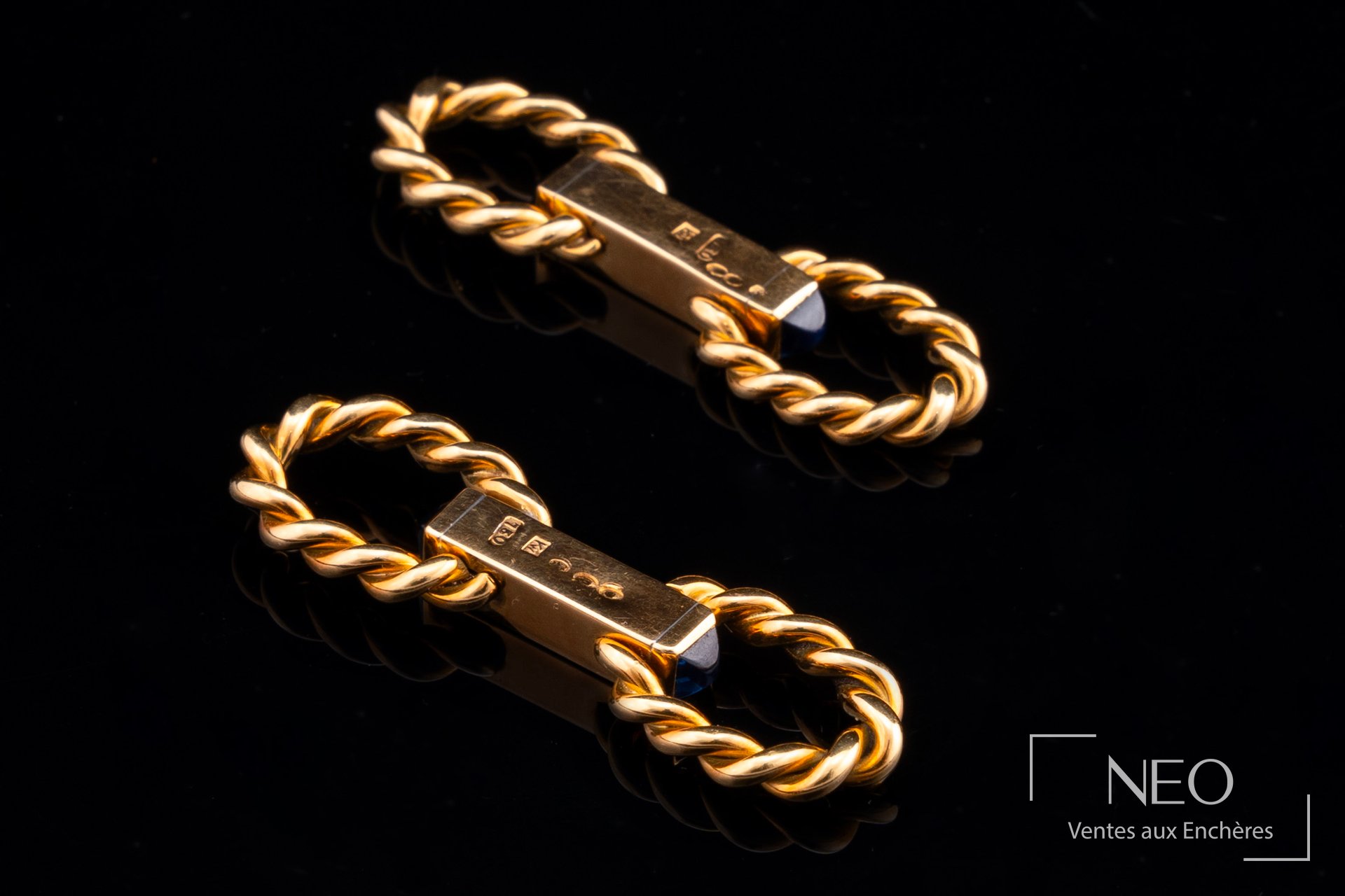 Paire de boutons de manchettes Chaumet en or jaune avec cabochons de saphirs