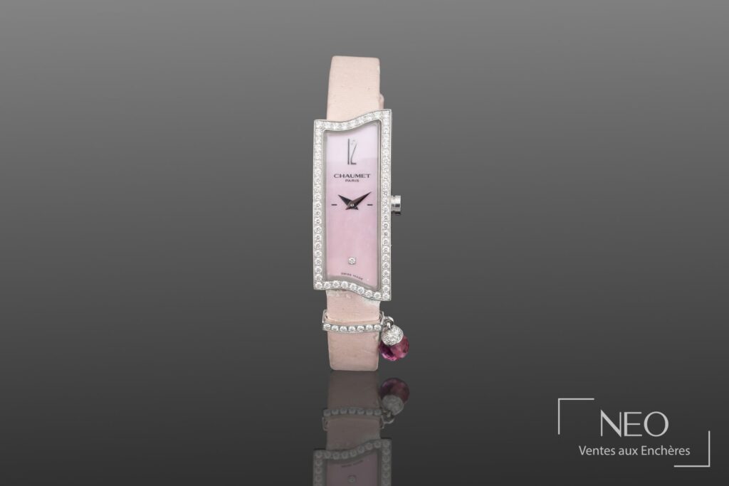 Montre Chaumet Paris Frisson en or gris et bracelet satiné rose