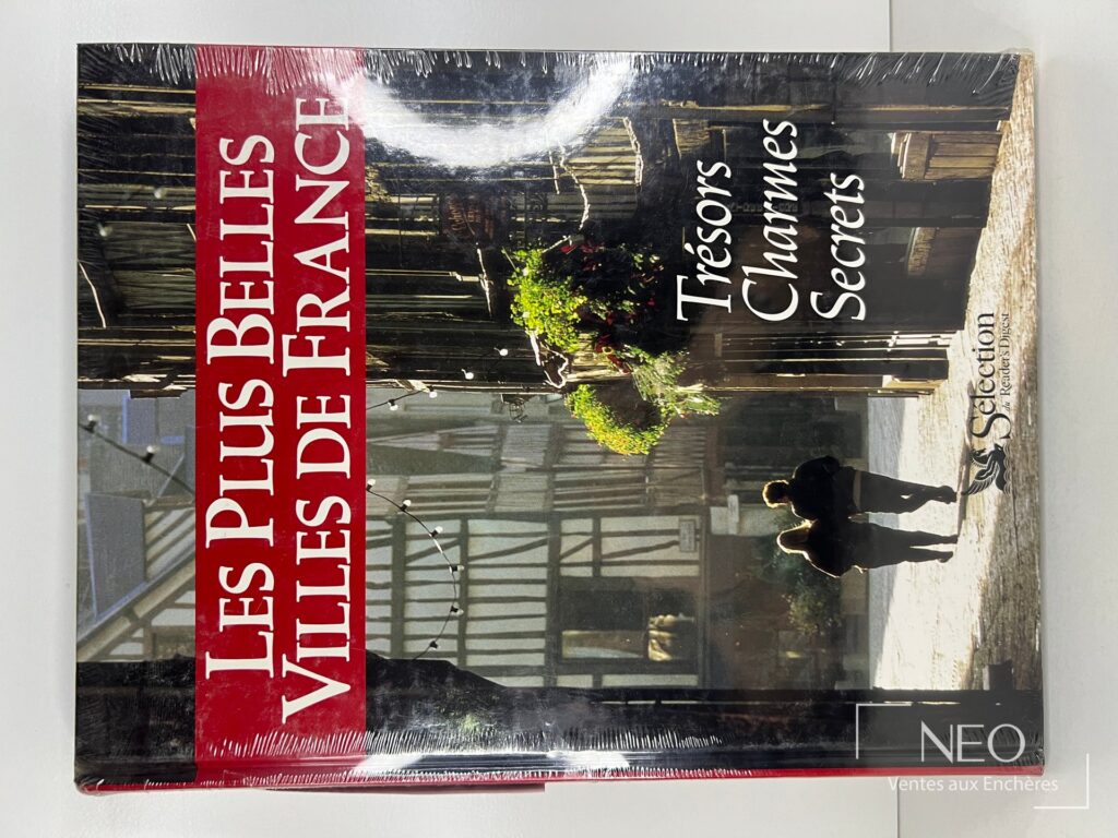 Couverture illustrée du livre Les plus belles villes de France sous blister.