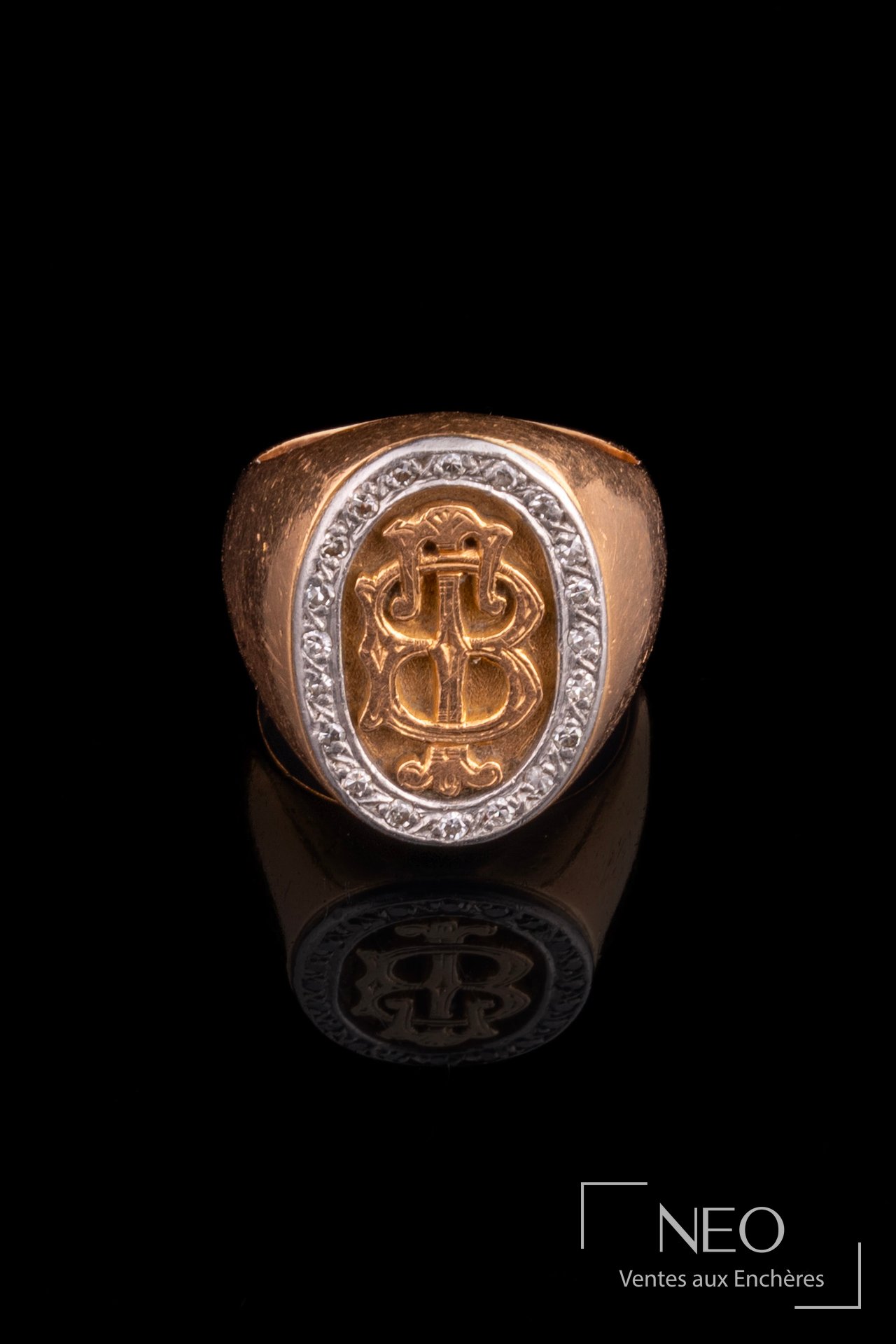 Chevalière monogrammée BT en or jaune et gris 18 carats