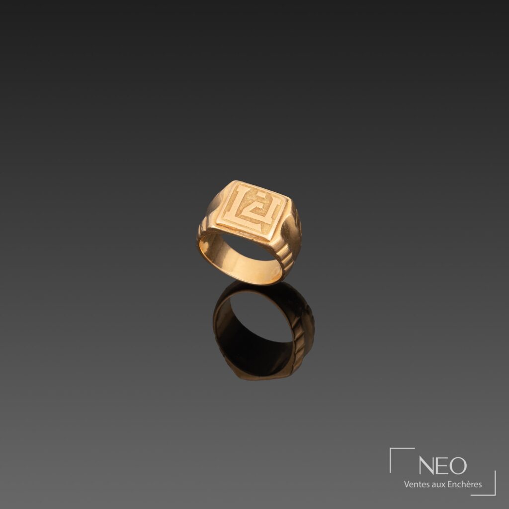 Chevalière en or jaune 18K monogrammée LG
