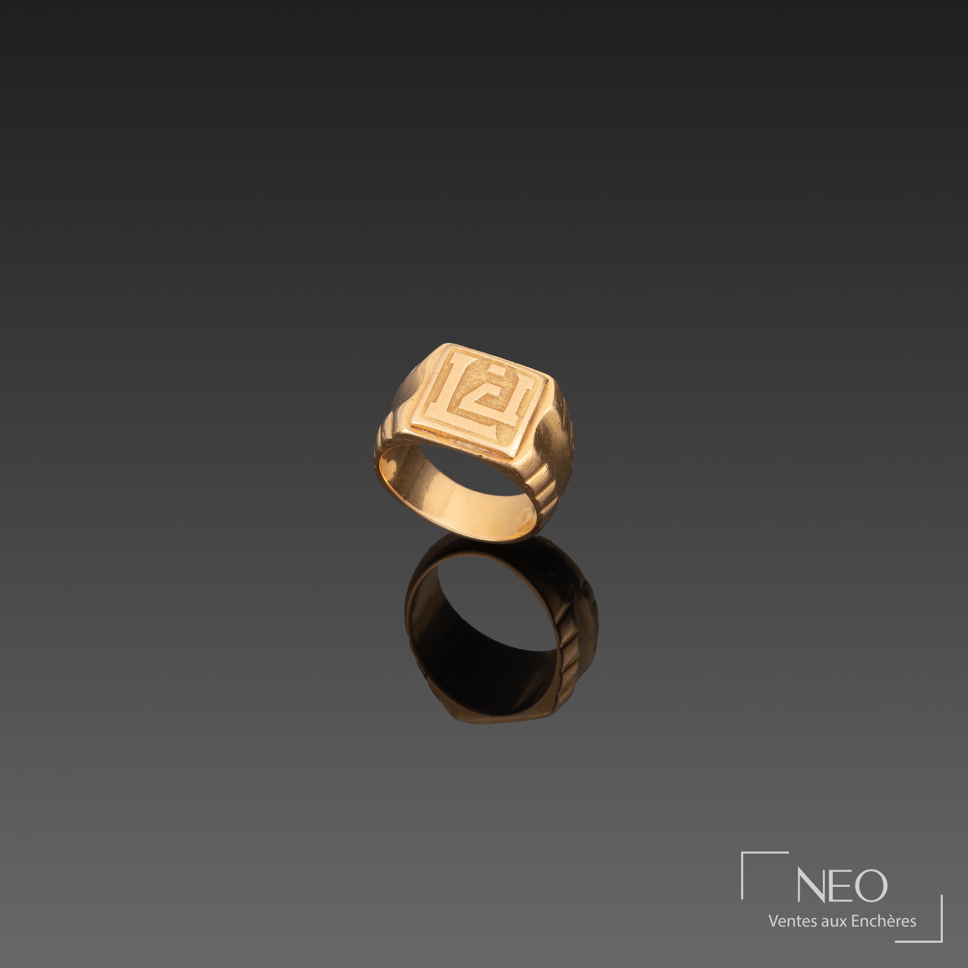 Chevalière en or jaune 18K monogrammée LG