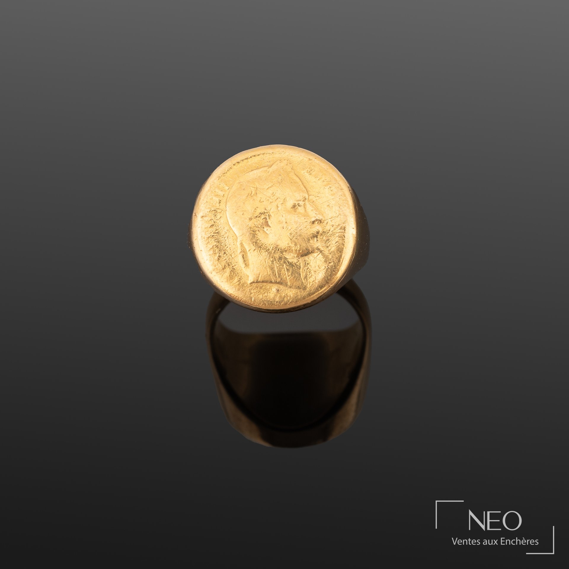 Chevalière en or jaune 18K surmontée d’une monnaie Napoléon III