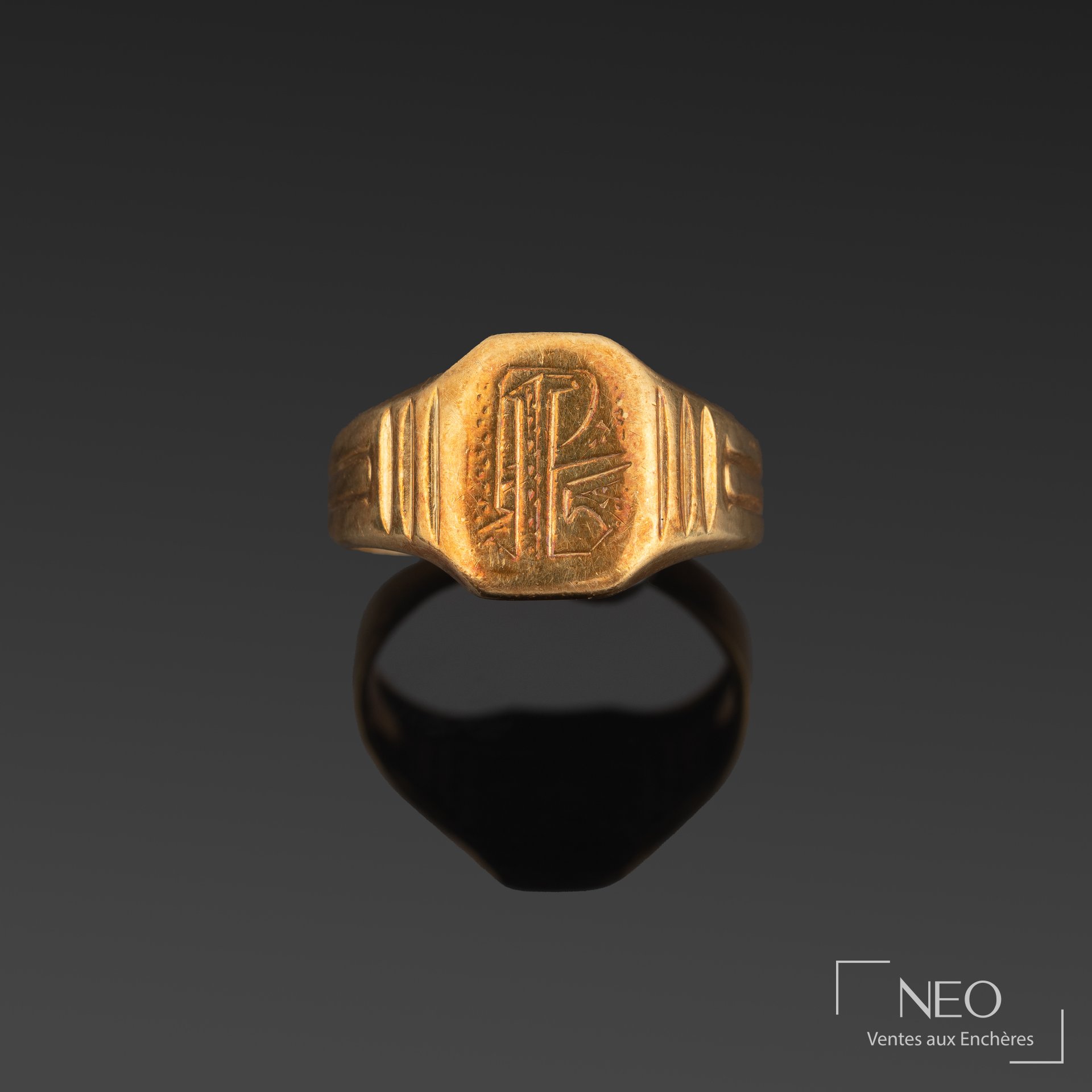 Chevalière en or jaune 18K monogrammée RL ?
