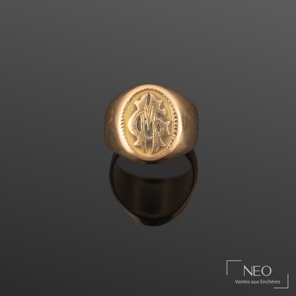 Chevalière en or rose 18K monogrammée MG