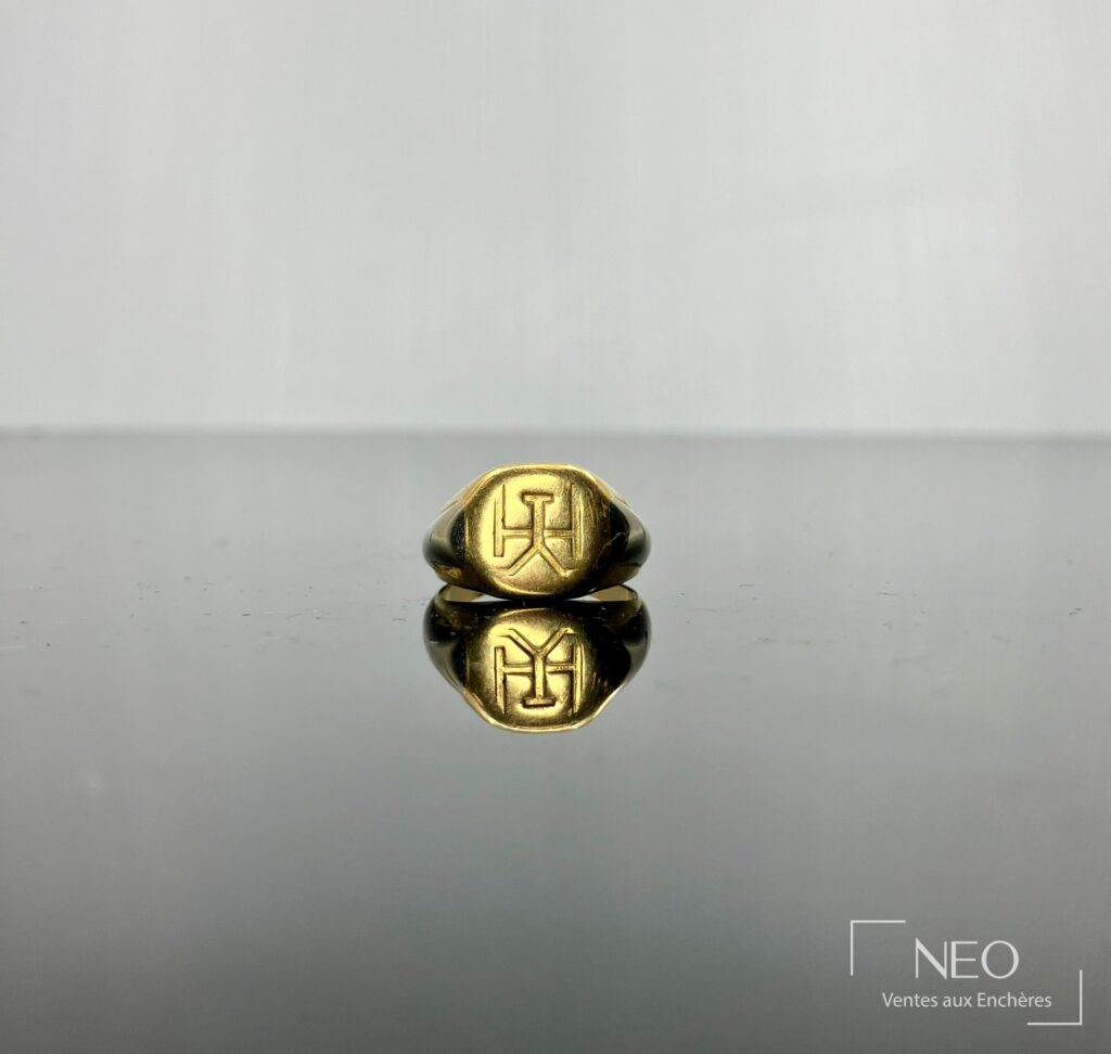 Chevalière monogrammée HY en or jaune et platine vue de face
