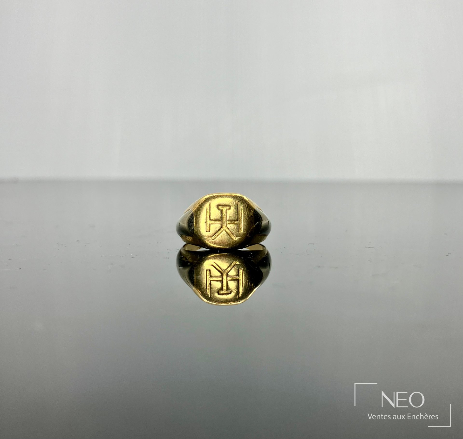 Chevalière en or jaune et platine monogrammée HY