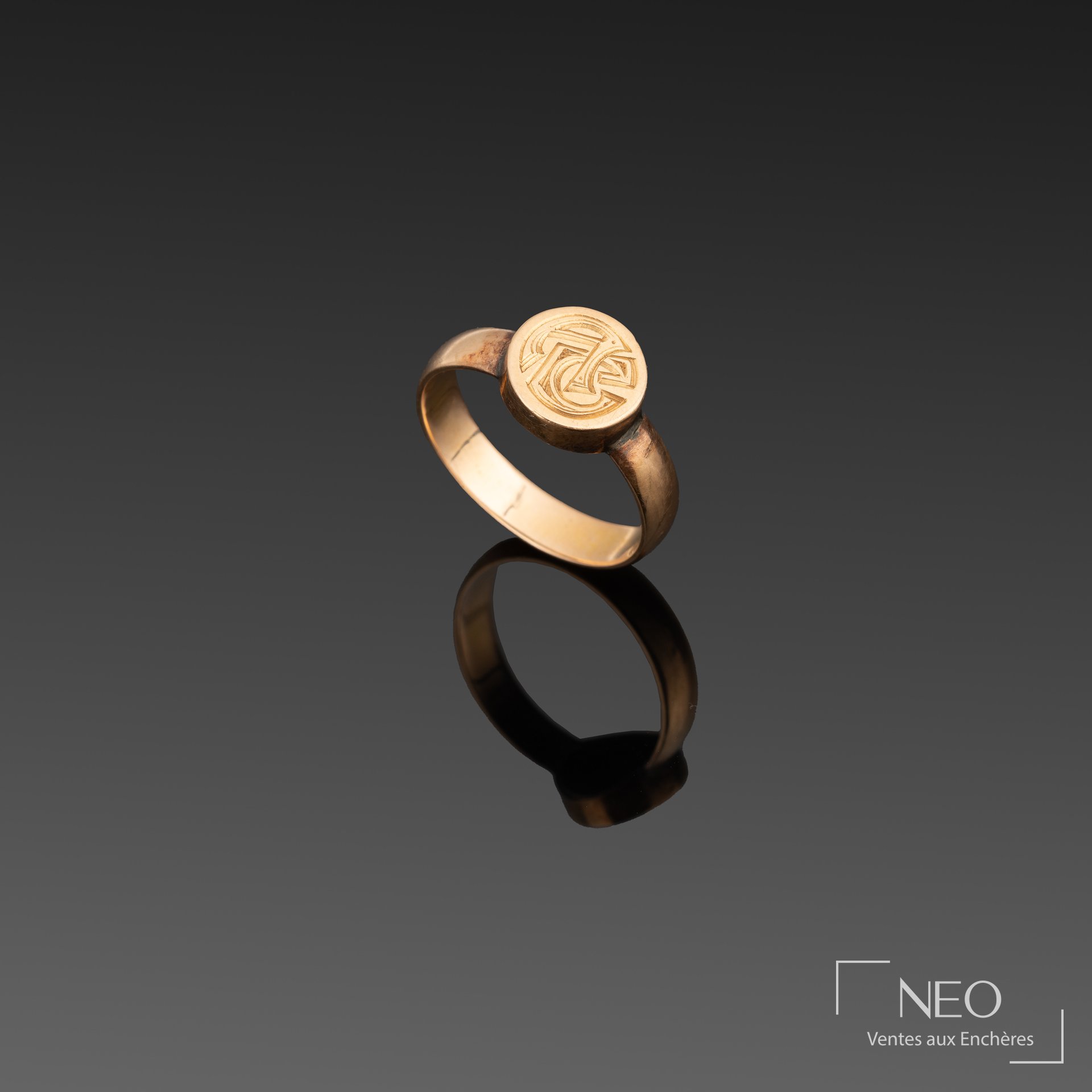 Chevalière en or jaune et or rose 18K monogrammée AC