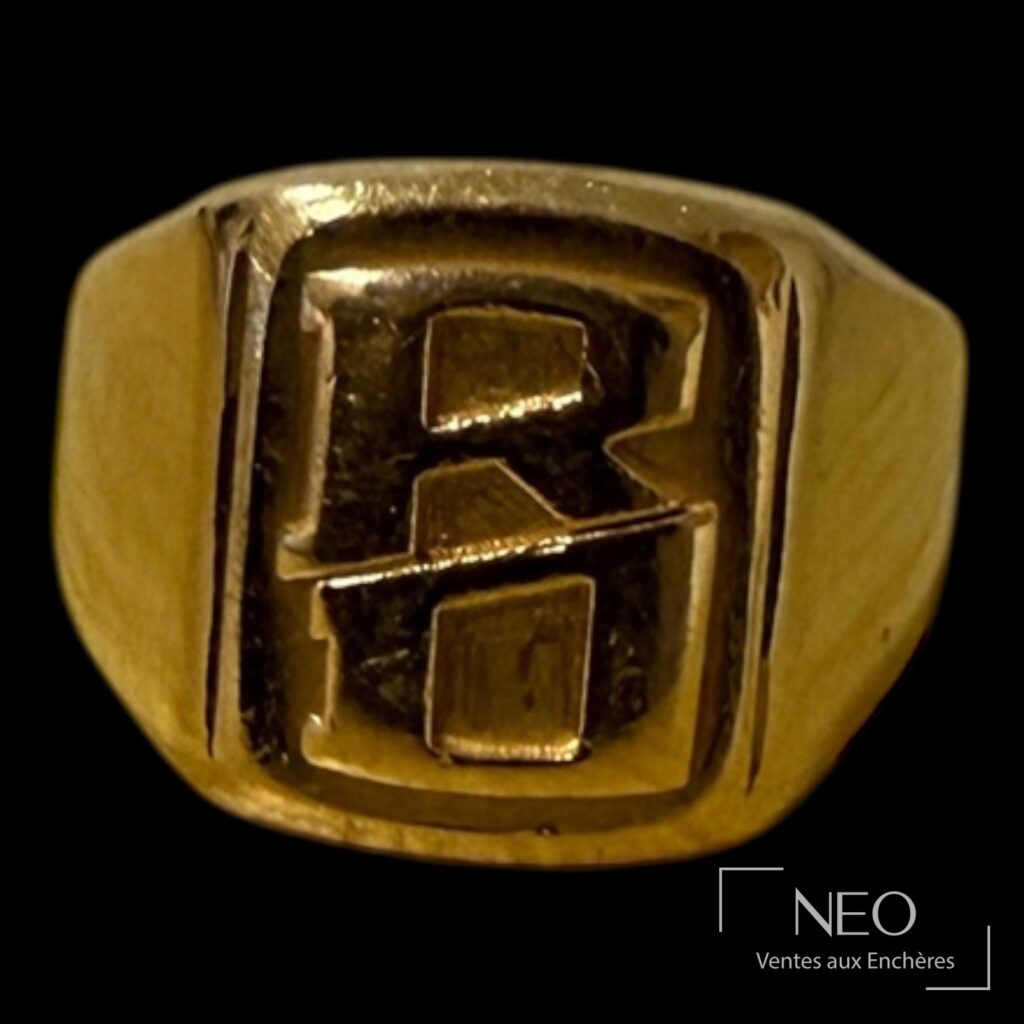 Chevalière en or jaune 18 carats vue de face avec monogramme RD