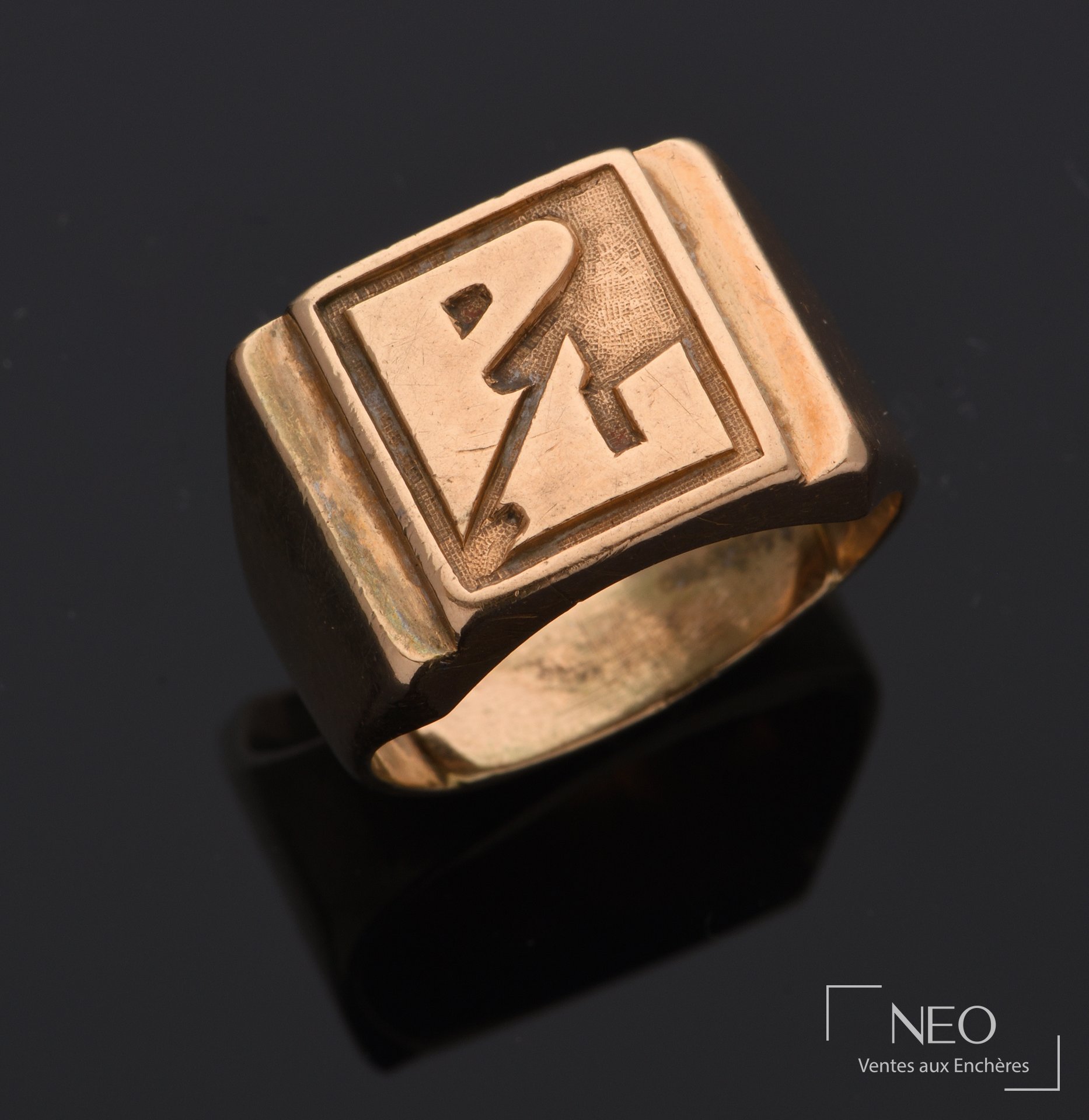 Chevalière en or jaune 18 carats monogrammée PL