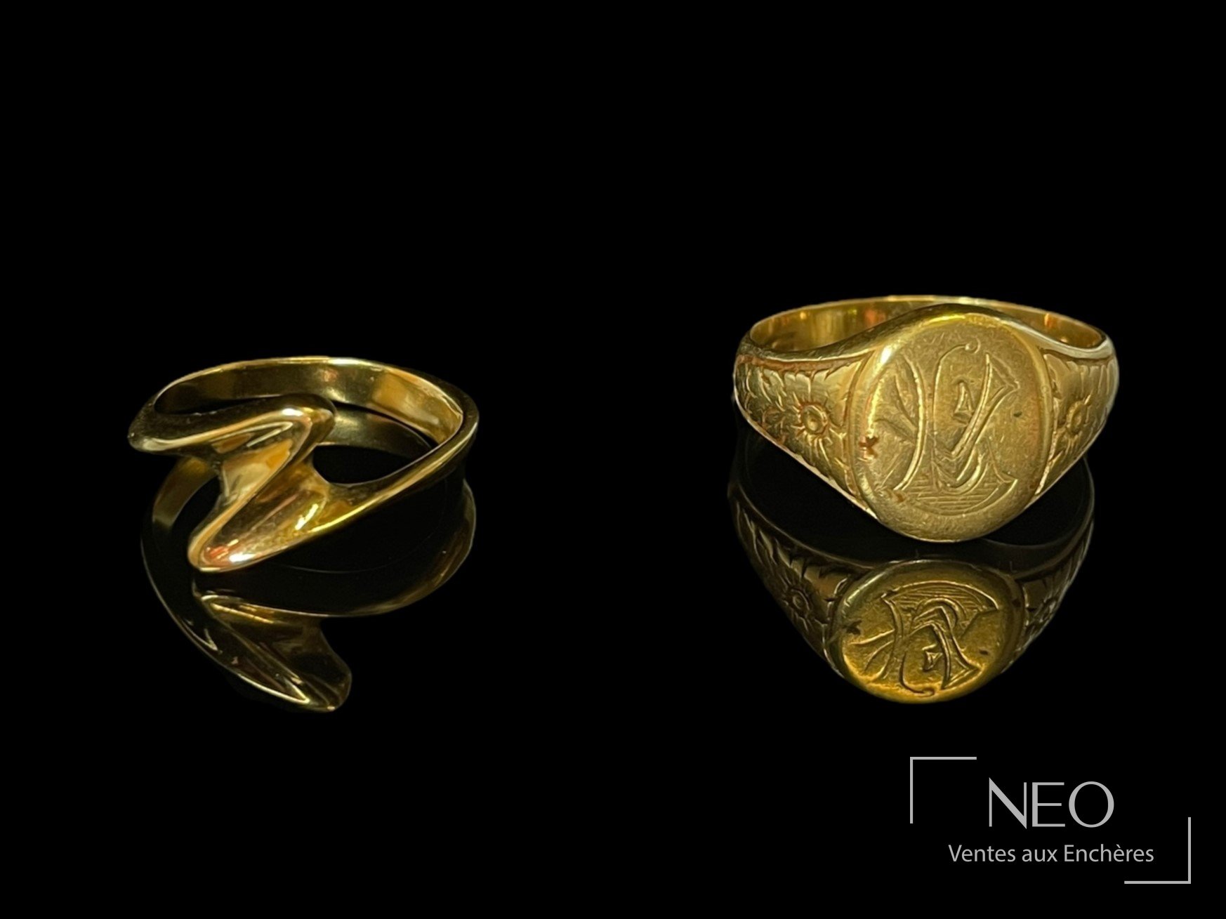 Chevalière en or jaune 18 carats monogrammée à décor floral