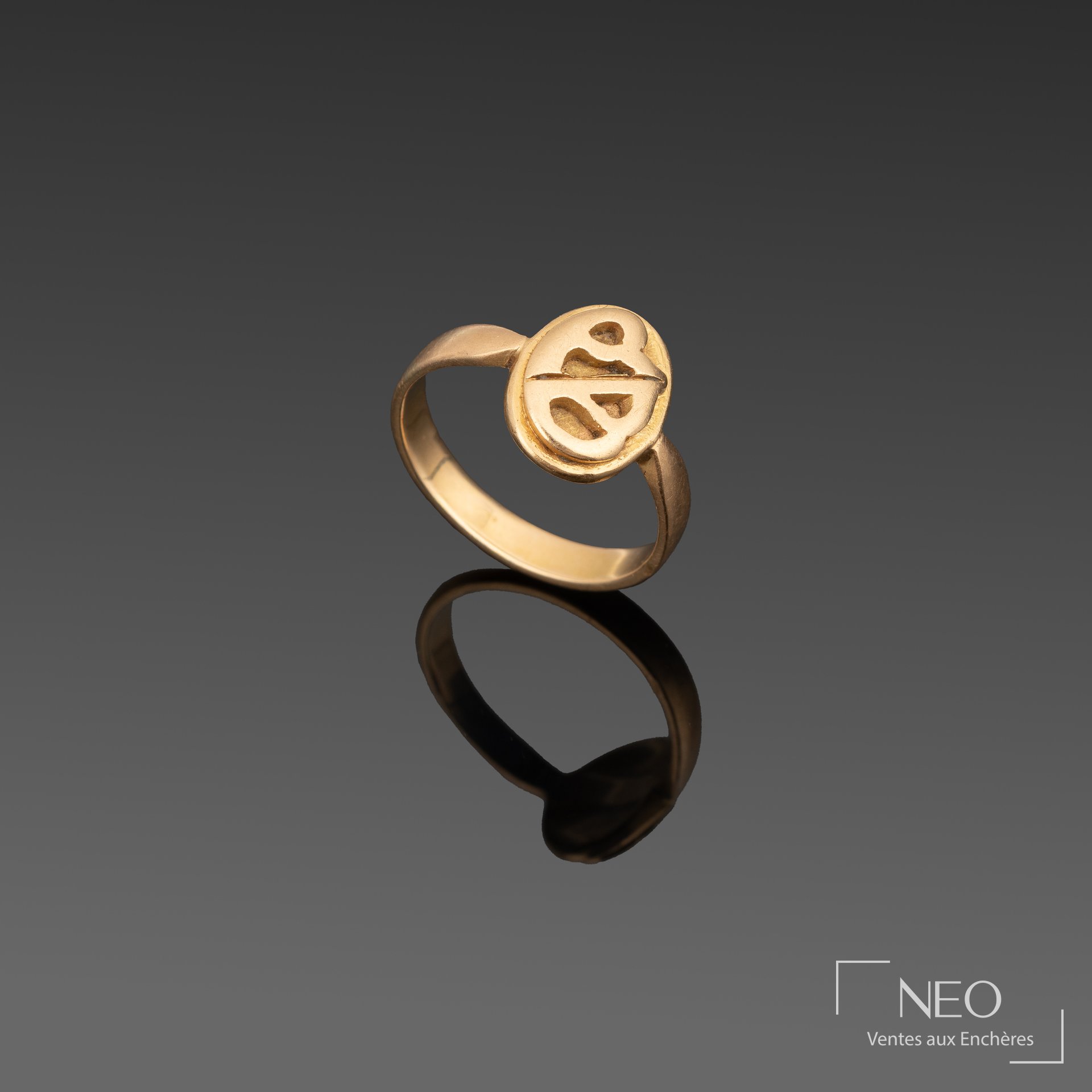 Chevalière monogrammée PB en or jaune 18K