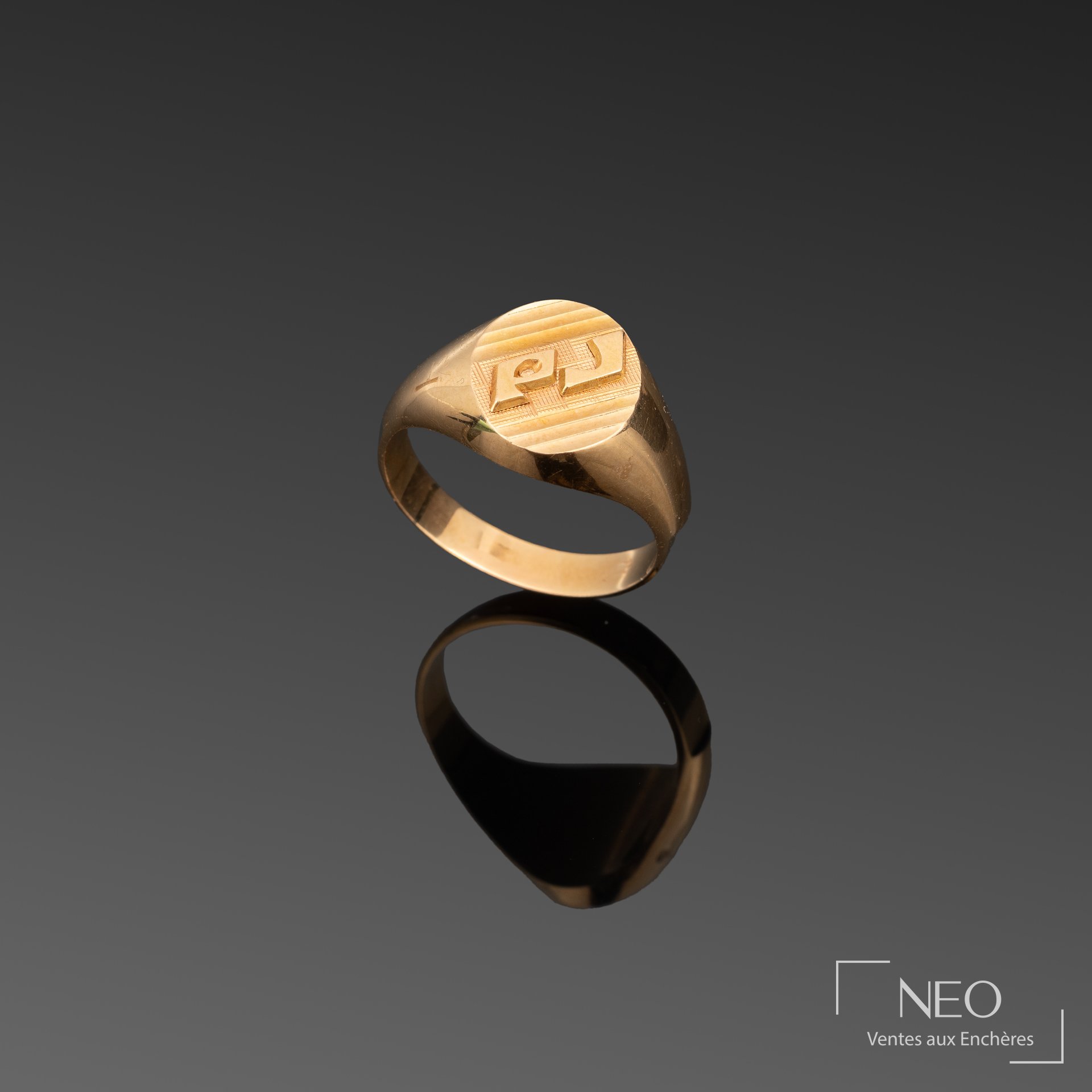 Chevalière en or jaune 18K monogrammée PJ