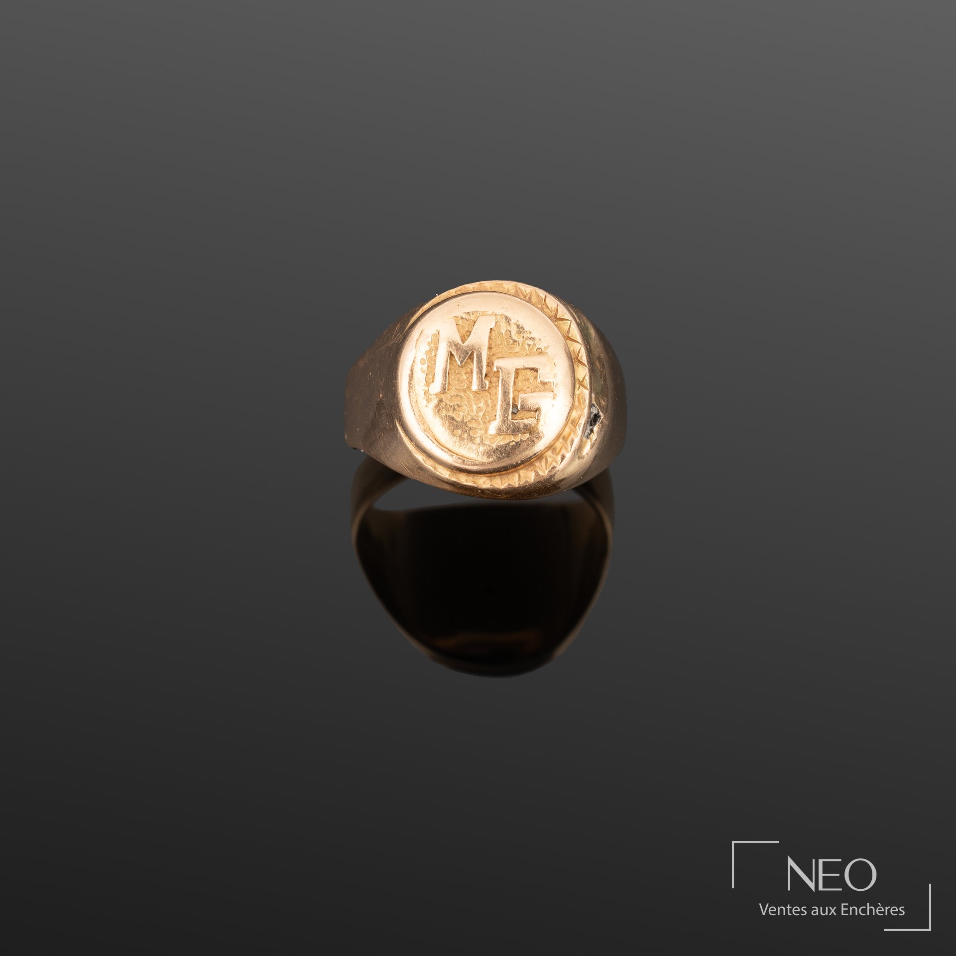 Chevalière en or jaune 18K monogrammée MG