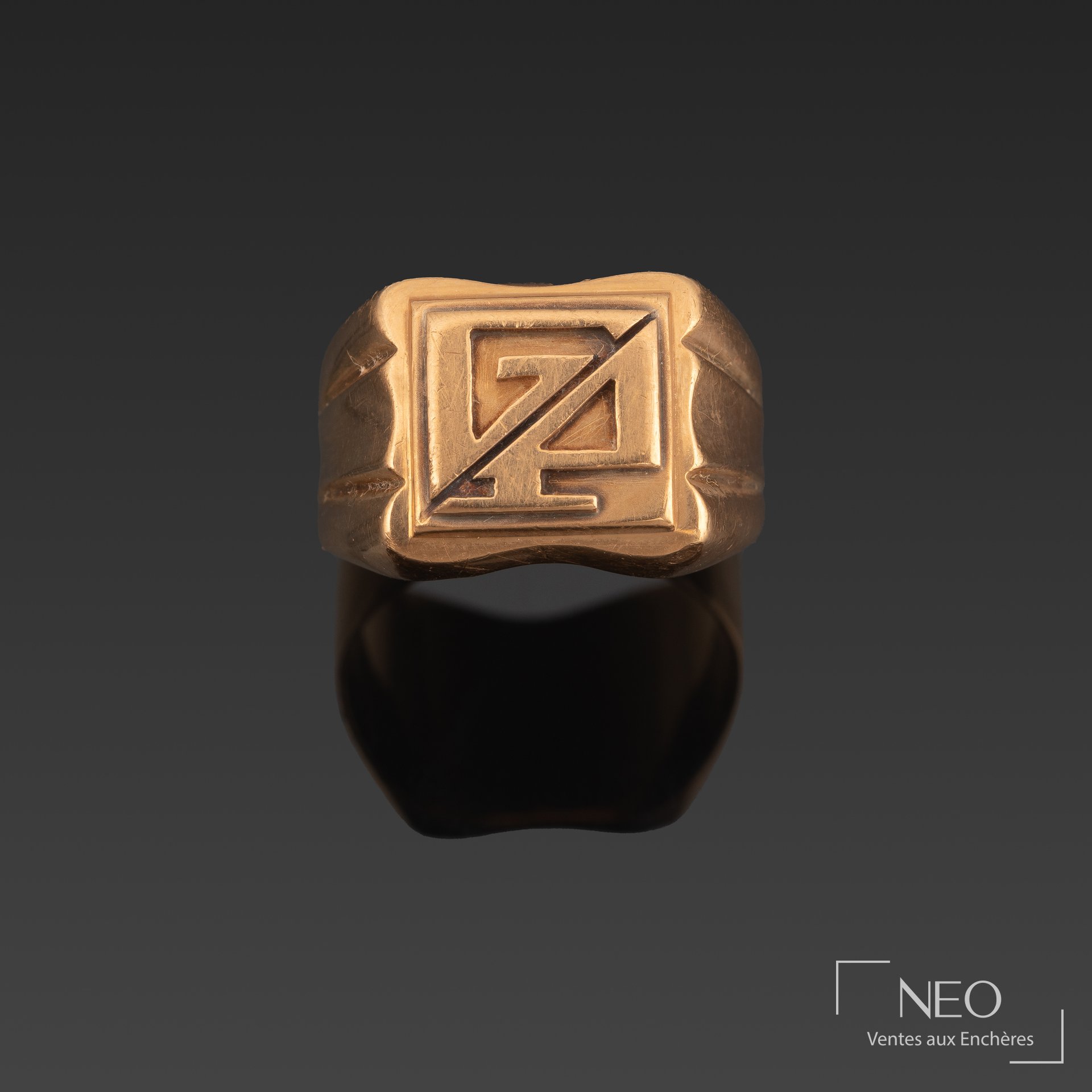 Chevalière en or jaune 18K monogrammée GP