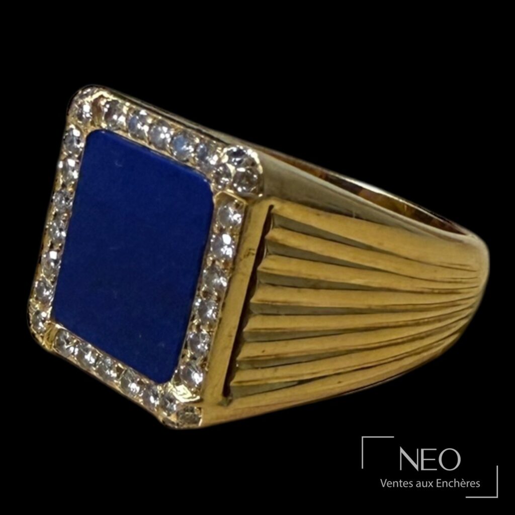 Chevalière en or jaune avec plateau de lapis lazuli et entourage de diamants