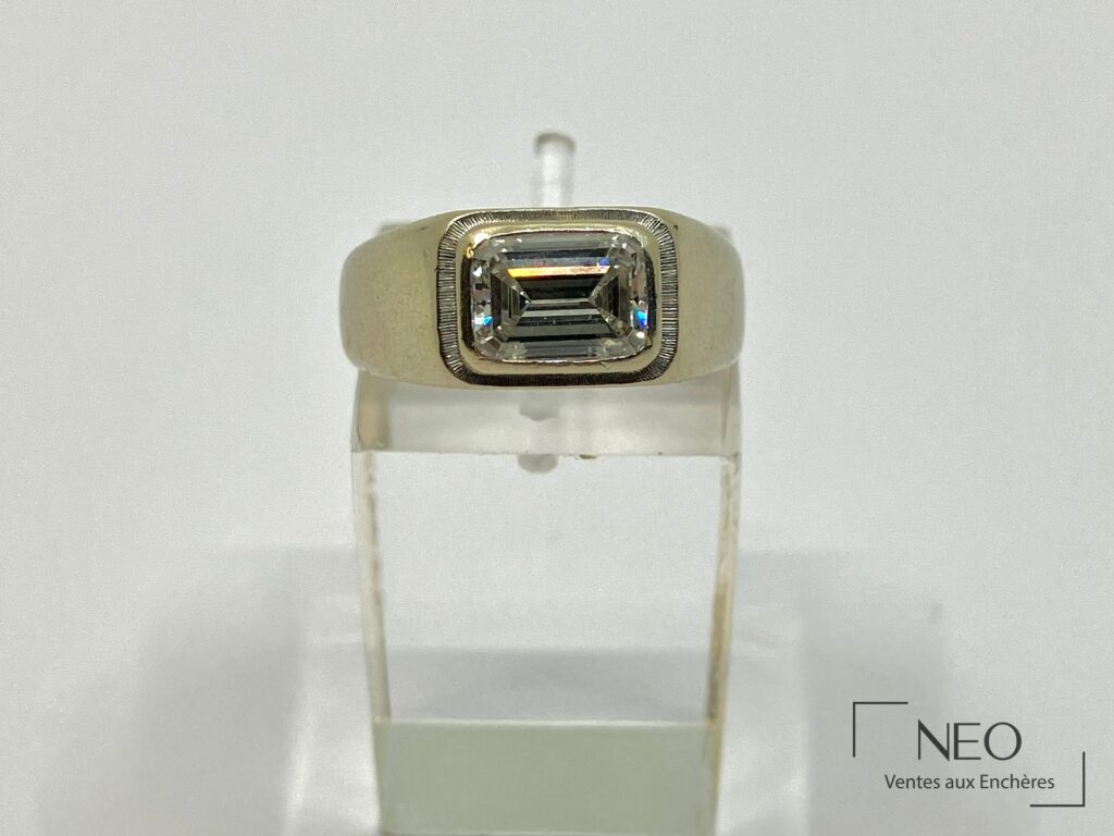 Chevalière en platine sertie d’un diamant taille émeraude vue de face
