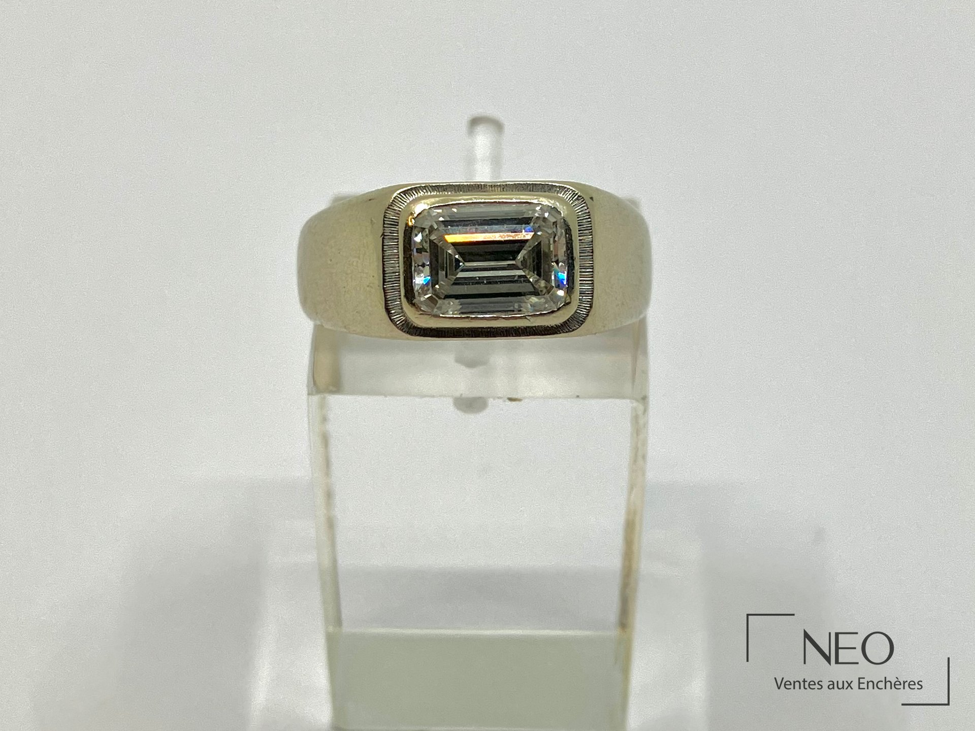 Chevalière en platine sertie d’un diamant taille émeraude vue de face
