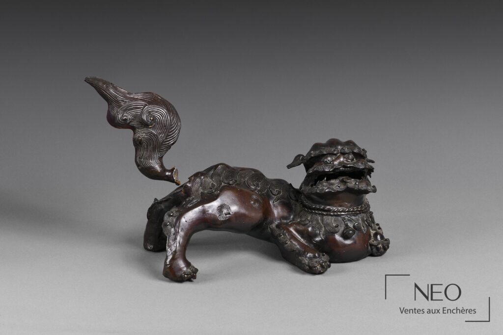 Chien de Fô en bronze allongé