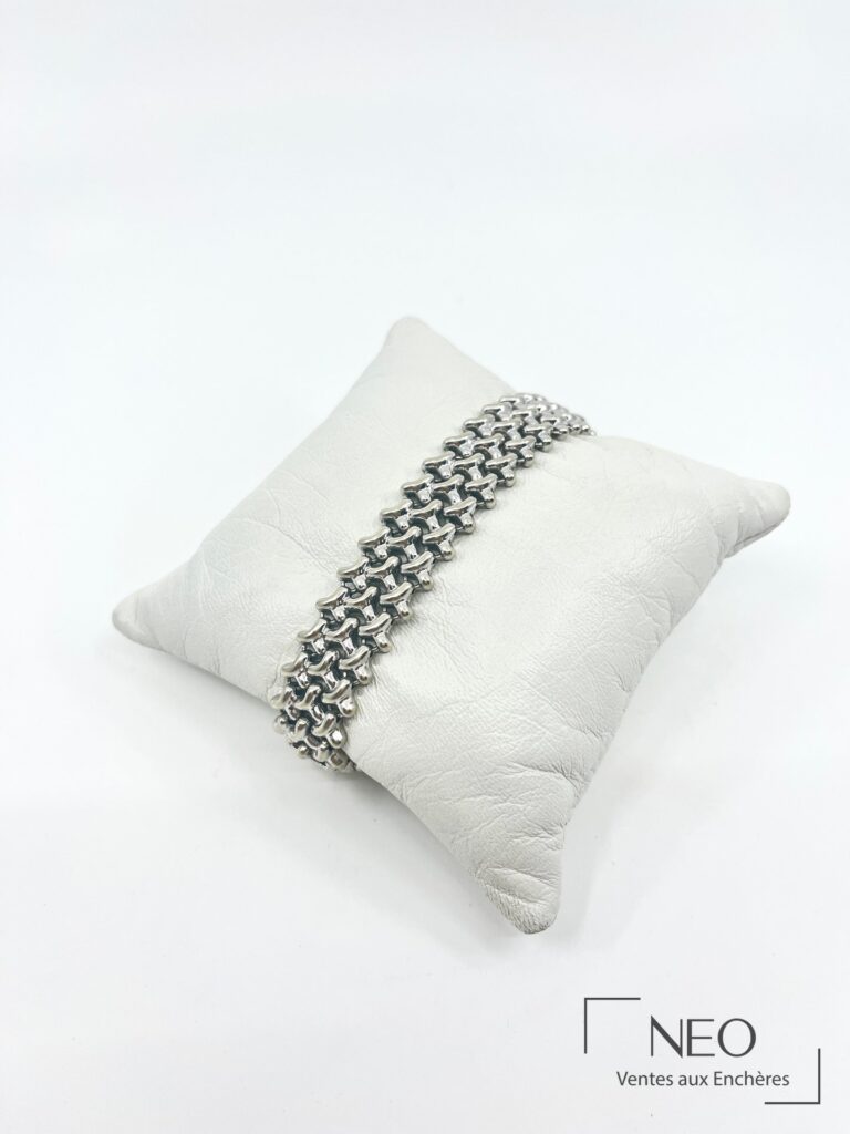 Bracelet Chimento en or gris 18 carats posé sur un coussin blanc