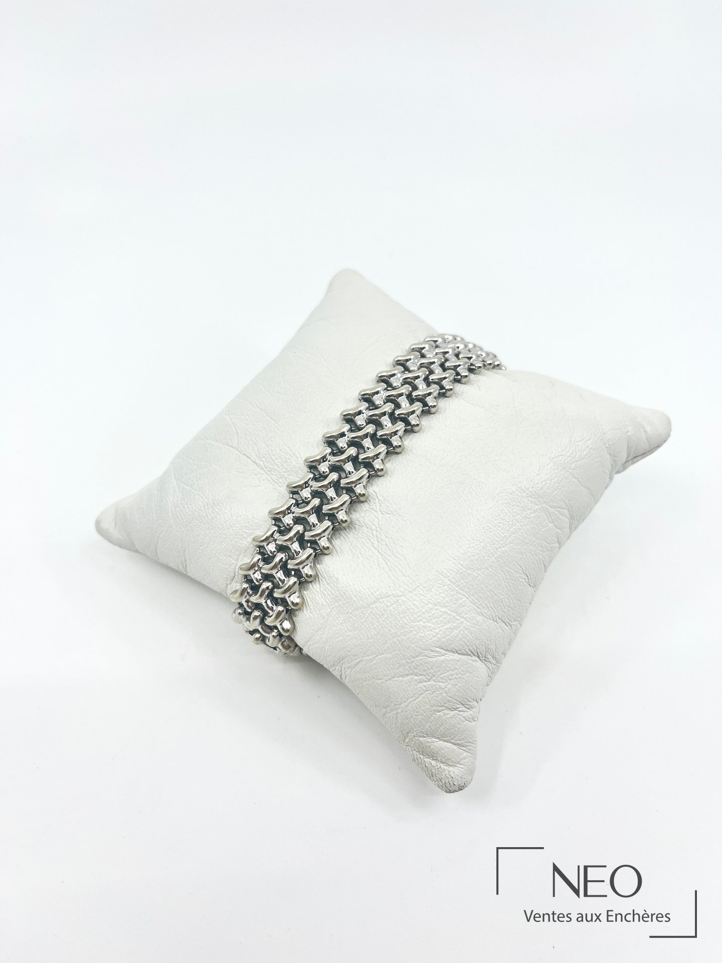 Bracelet Chimento en or gris 18 carats posé sur un coussin blanc