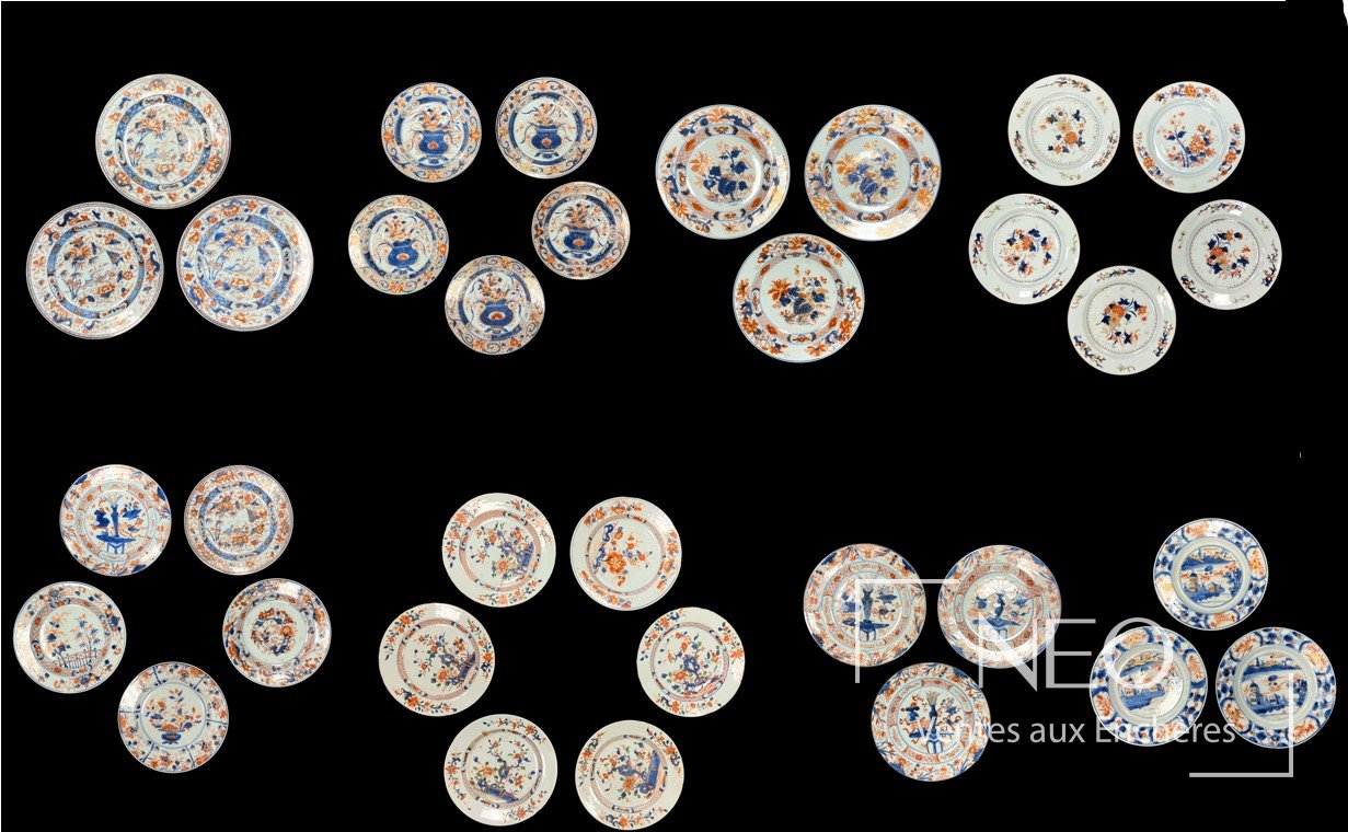 Ensemble de trente-trois assiettes en porcelaine aux décors Imari variés