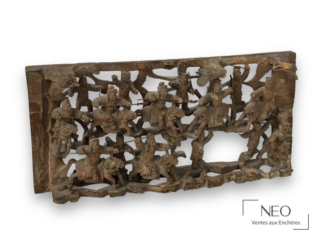 Panneau ajouré en bois sculpté représentant des cavaliers et soldats