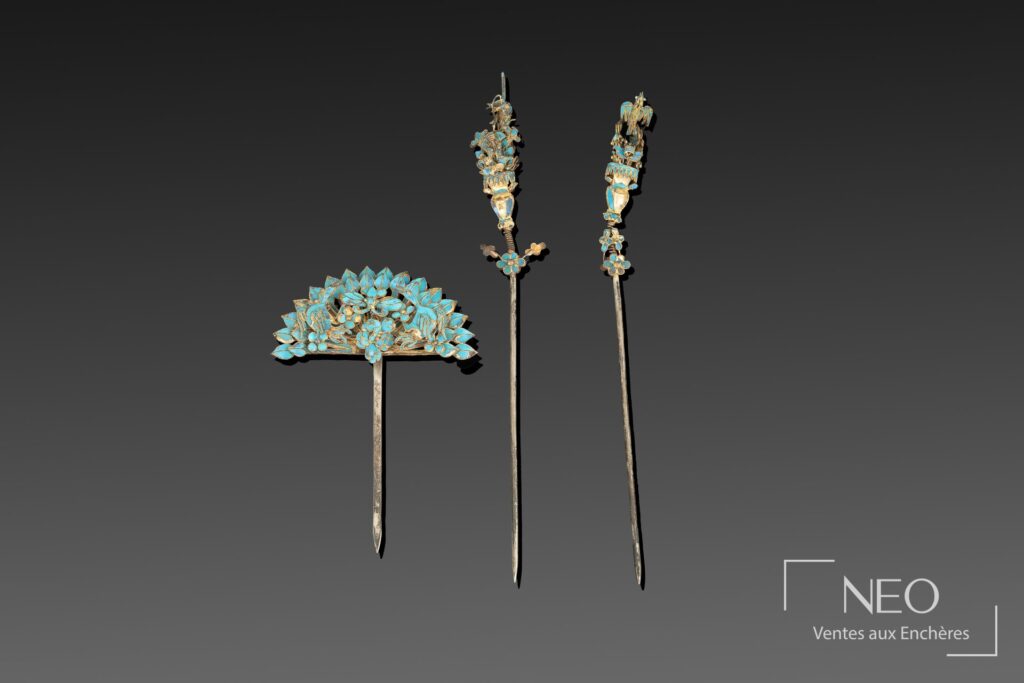 Ensemble de trois épingles à cheveux chinoises décorées de plumes bleues et de motifs floraux