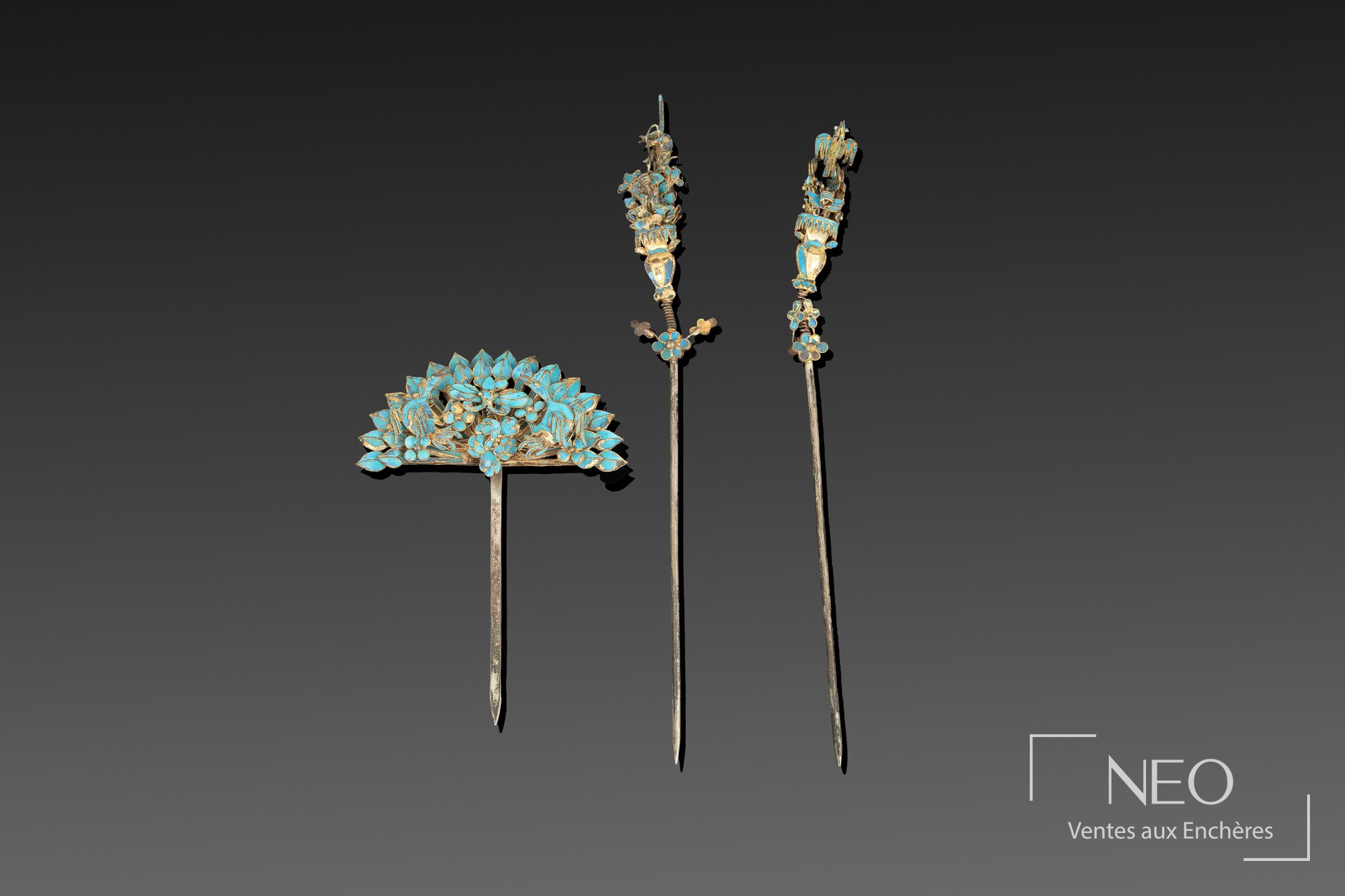 Ensemble de trois épingles à cheveux chinoises décorées de plumes bleues et de motifs floraux