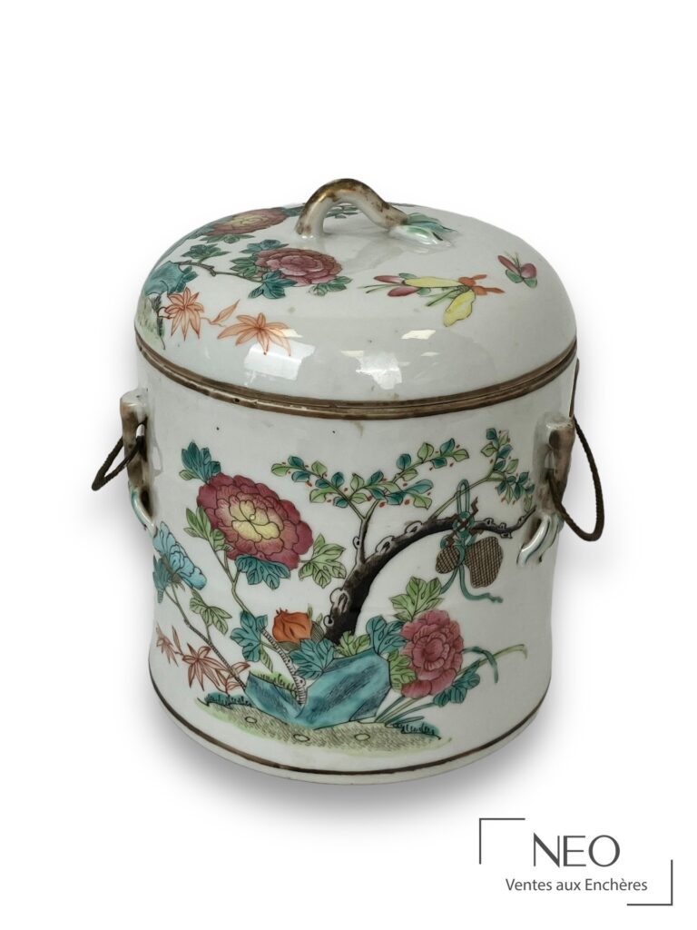 Pot couvert en porcelaine blanche décoré de fleurs et de papillons