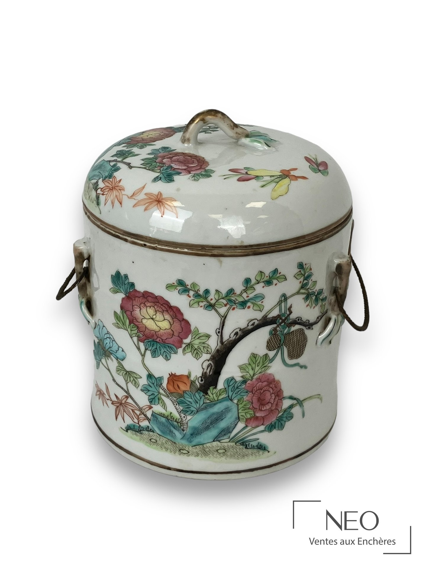 Pot couvert en porcelaine blanche décoré de fleurs et de papillons