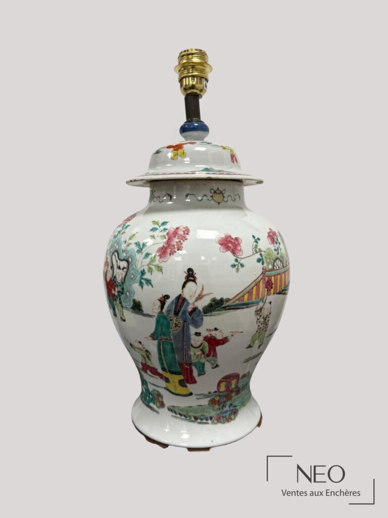 Potiche chinoise en porcelaine émaillée polychrome