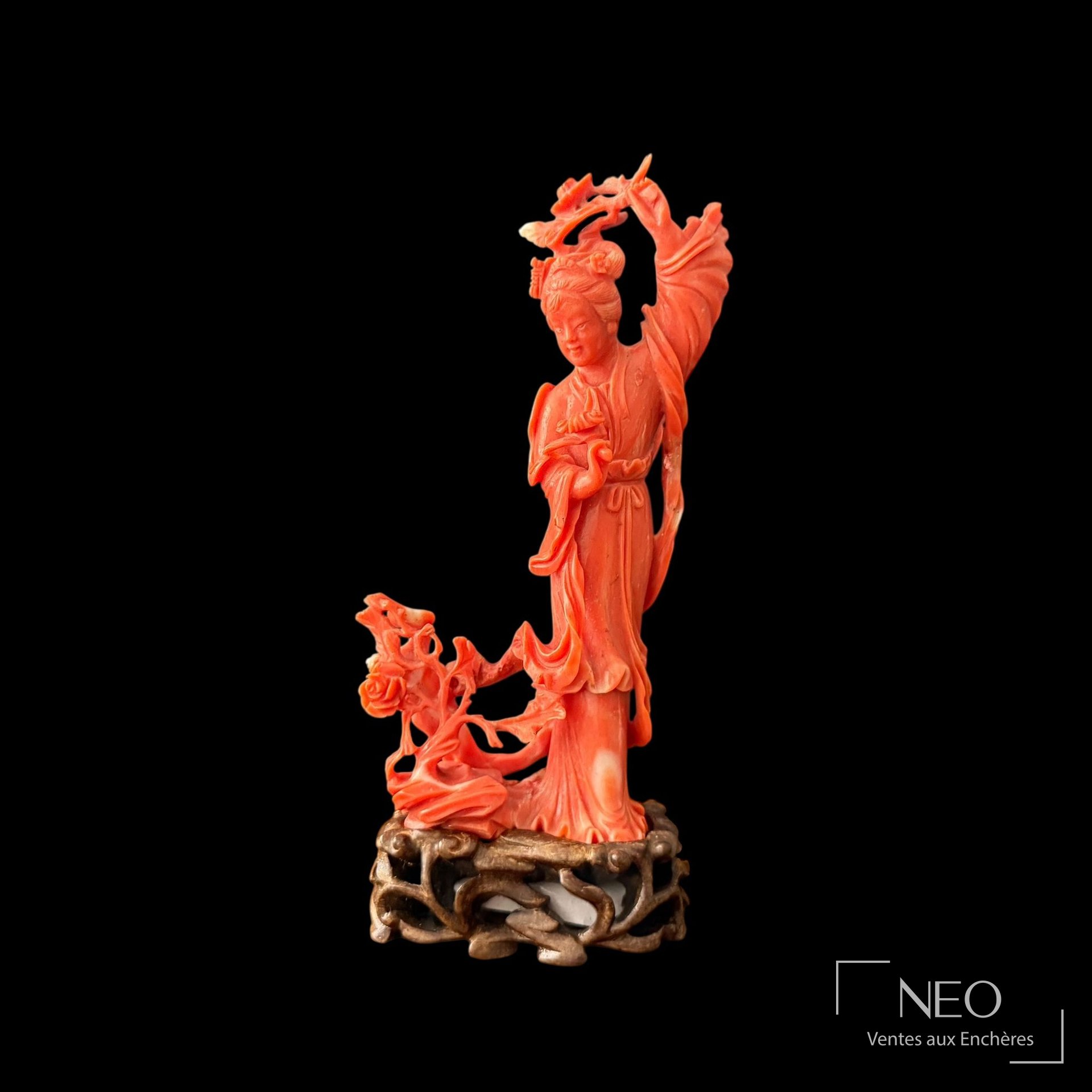 Statuette en corail rouge représentant une jeune femme avec une branche de prunier sur socle en bois
