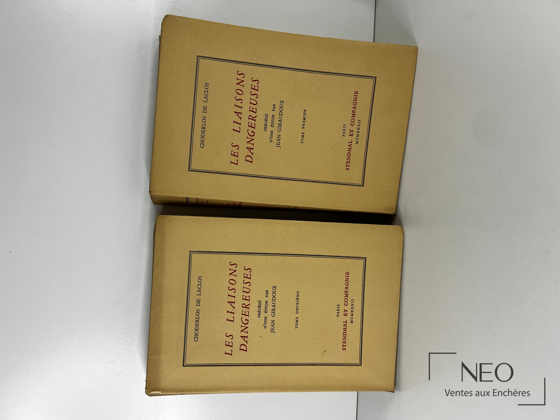 Les deux volumes brochés des Liaisons dangereuses de Choderlos de Laclos