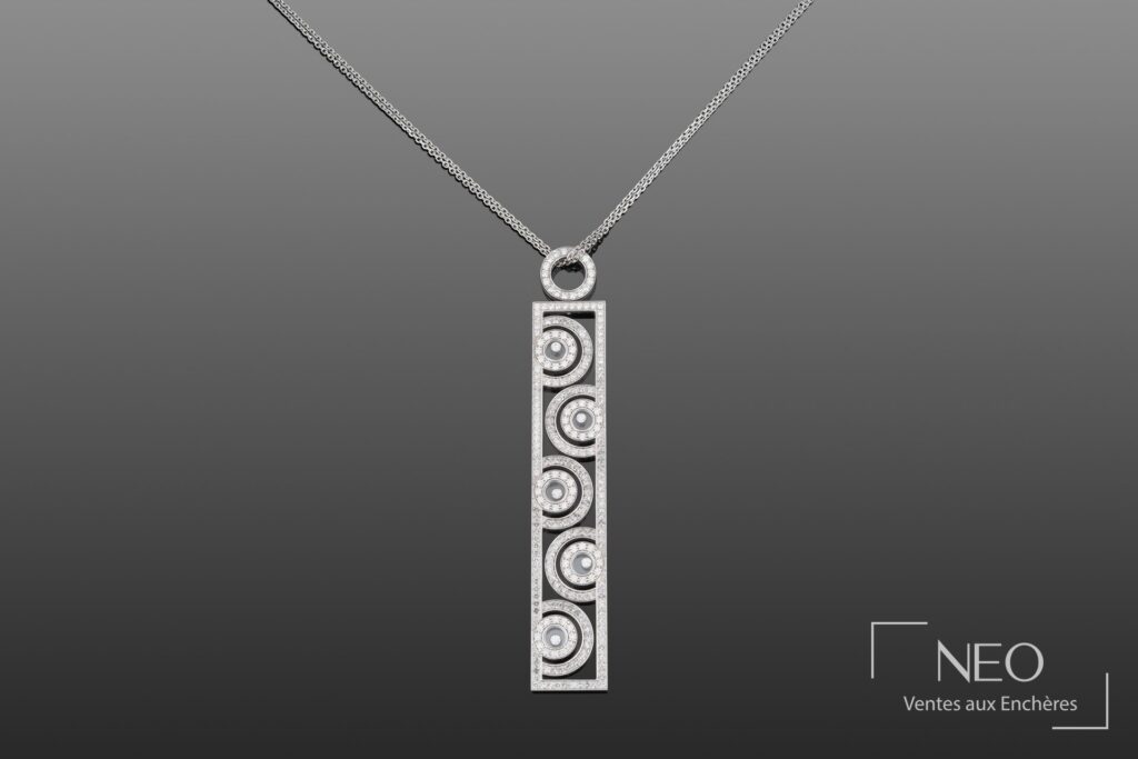Collier Chopard Happy Spirit en or gris avec pendentif rectangulaire serti de diamants