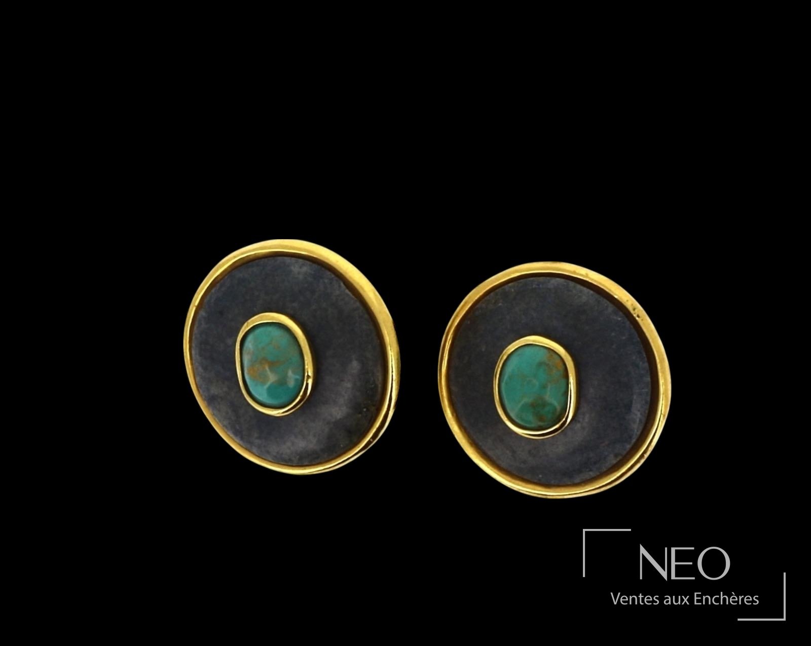 Christian Dior Paire de clips d’oreille en métal doré et pierres dures bleues