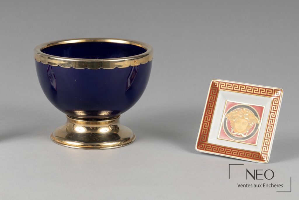 Vue d'ensemble du lot avec une coupe bleue Christian Dior et une coupe carrée Rosenthal & Versace