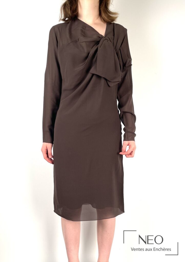 Robe Christian Dior couture brun portée de face